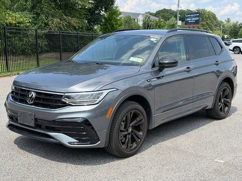 Used 2023 Volkswagen Tiguan SE R-Line AWD/4WD image 3