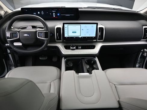 Used 2025 Ford Expedition Active image 24