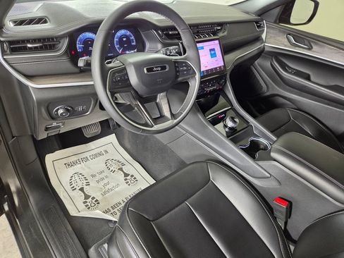 Used 2024 Jeep Grand Cherokee Limited w/ Luxury Tech Group II RWD image 17