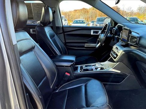 Used 2022 Ford Explorer XLT w/ Equipment Group 202A image 22