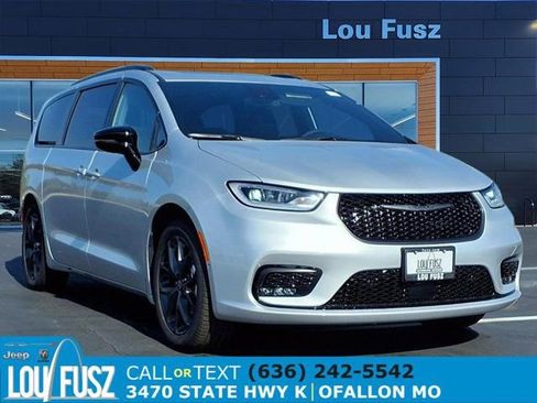 New 2026 Chrysler Pacifica Limited w/ S Appearance Package FWD image 1