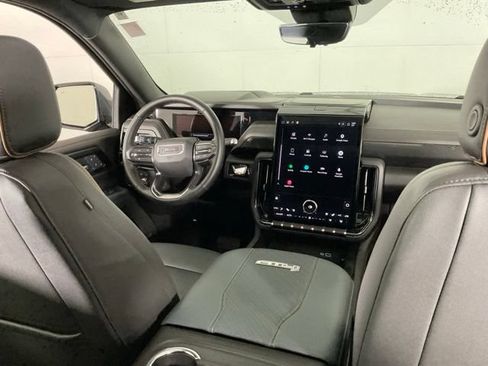 Used 2025 GMC Yukon AT4 w/ AT4 Premium Package AWD/4WD image 17