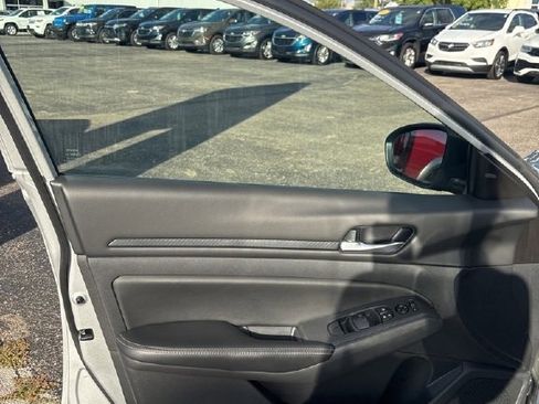 Used 2024 Nissan Altima 2.5 SV image 14