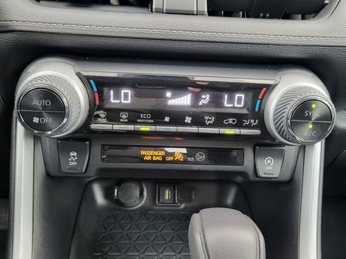 Used 2021 Toyota RAV4 XLE w/ Convenience Package FWD image 18