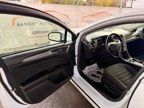 Used 2017 Ford Fusion SE w/ Fusion SE Technology Package image 14