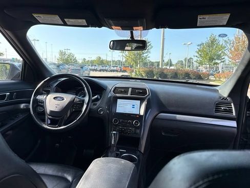 Used 2018 Ford Explorer XLT w/ Equipment Group 202A AWD/4WD image 13