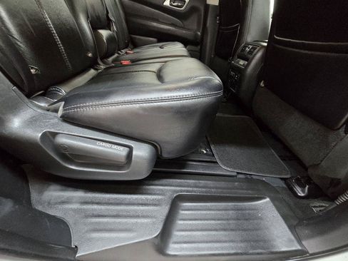 Used 2020 Nissan Pathfinder SL FWD image 18