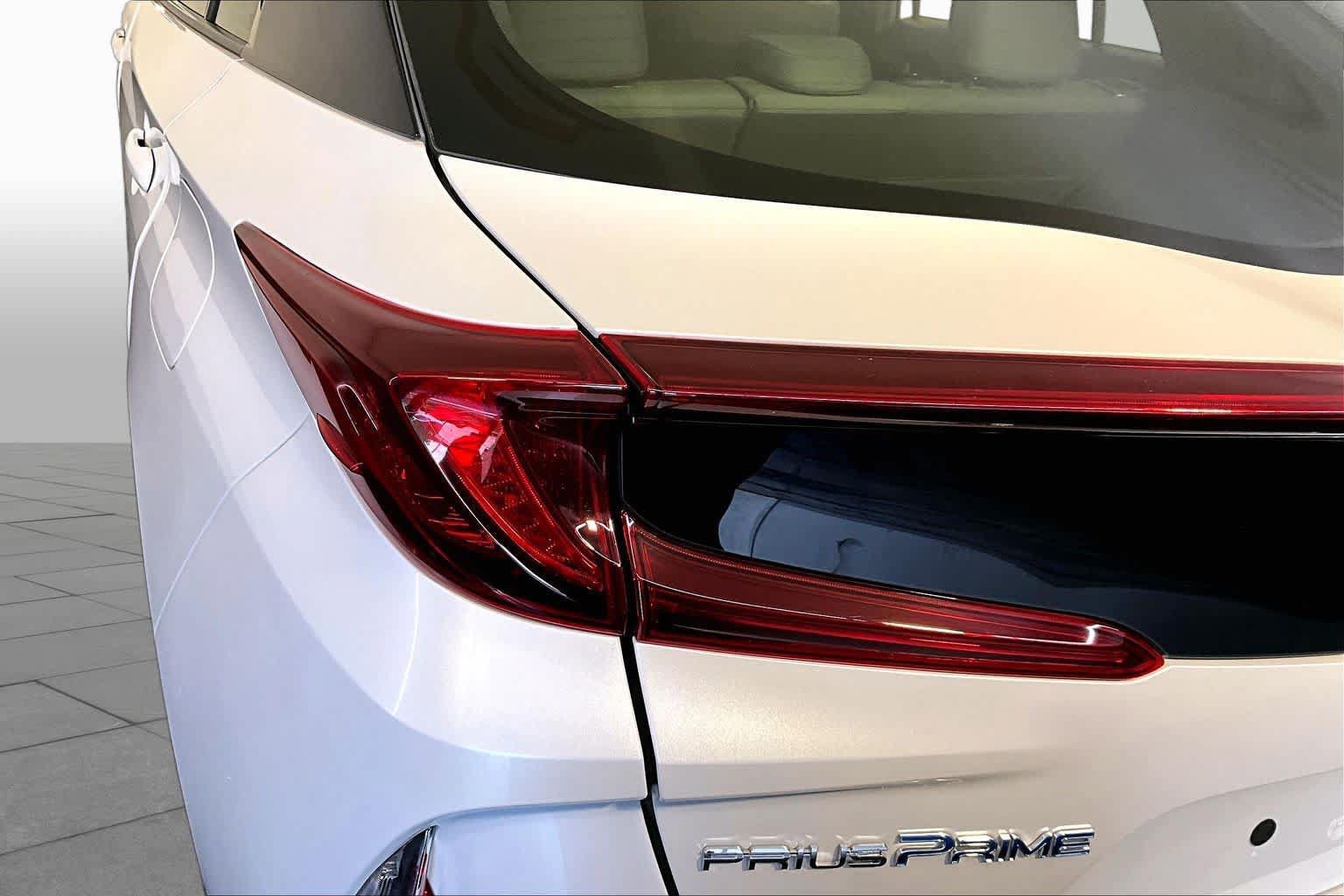 Used 2022 Toyota Prius Prime LE FWD image 28