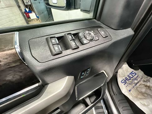 Used 2022 Ford F350 Lariat w/ Chrome Package image 15