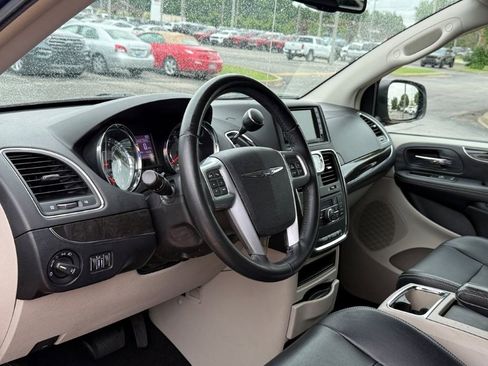 Used 2013 Chrysler Town & Country Touring FWD image 10
