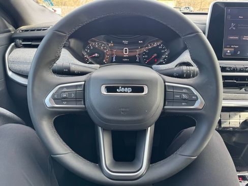 Certified 2025 Jeep Compass Latitude image 11