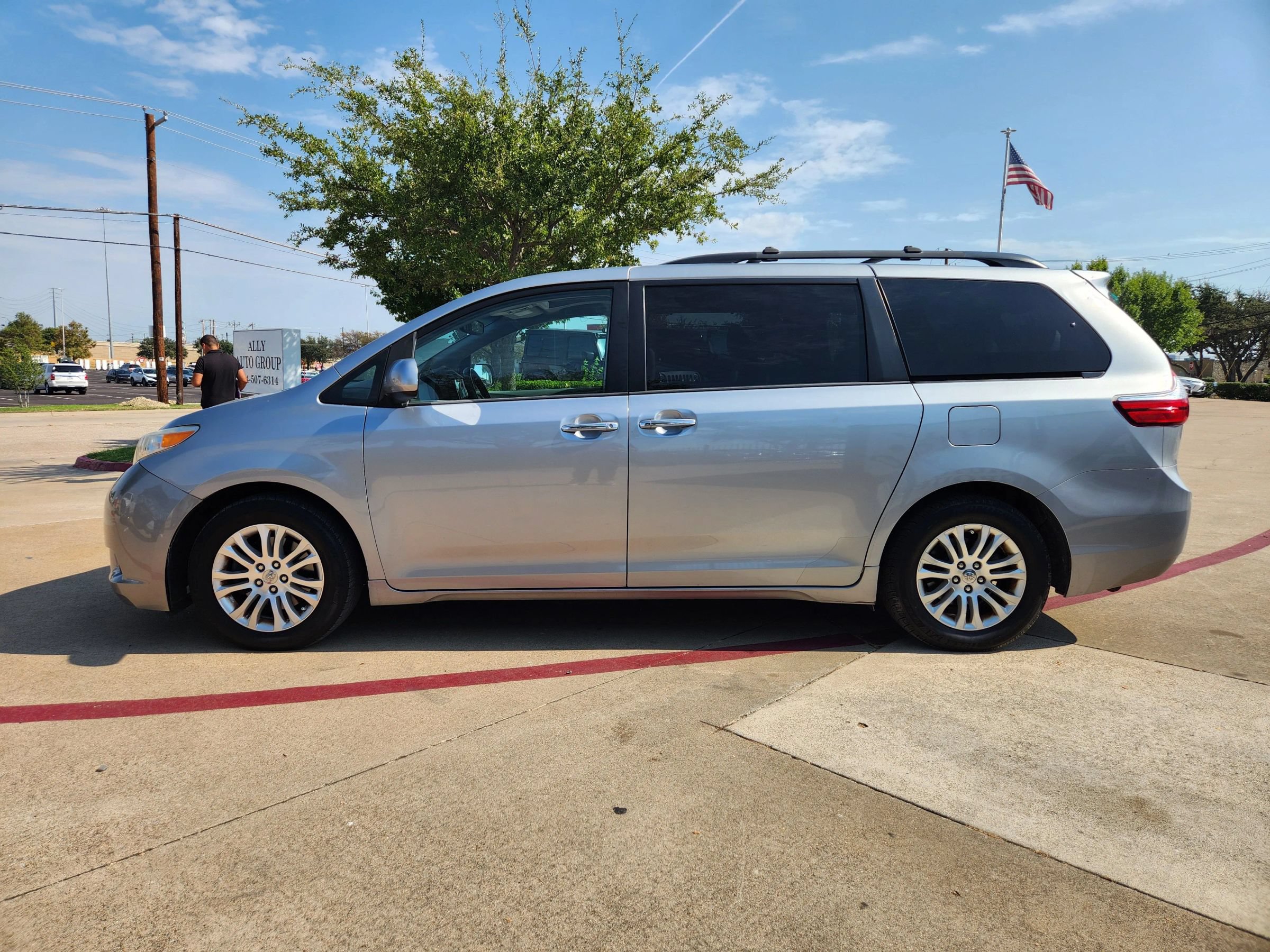Used 2016 Toyota Sienna XLE FWD image 2
