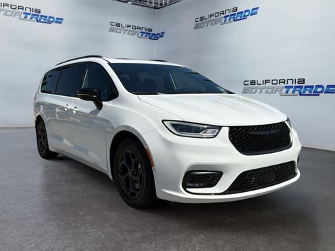 Used 2025 Chrysler Pacifica Premium FWD image 3