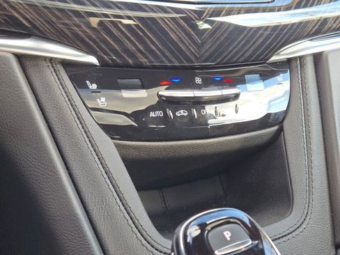 Used 2025 Cadillac XT6 Premium Luxury image 31