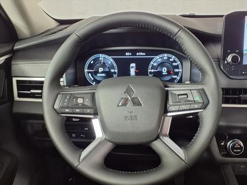 New 2025 Mitsubishi Outlander SE image 24