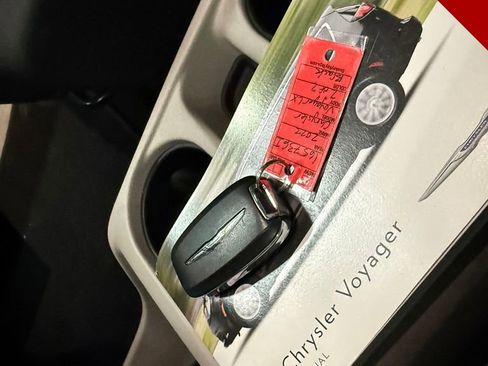 Used 2022 Chrysler Voyager LX FWD image 28