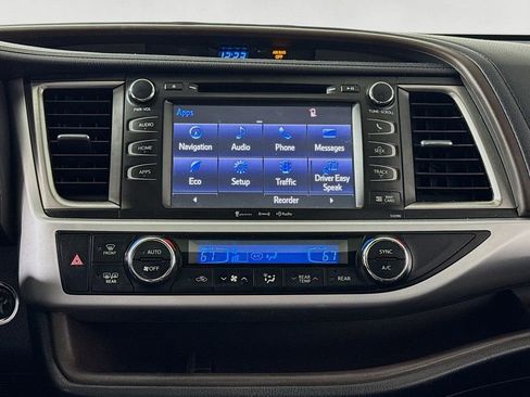 Used 2019 Toyota Highlander XLE AWD/4WD image 16