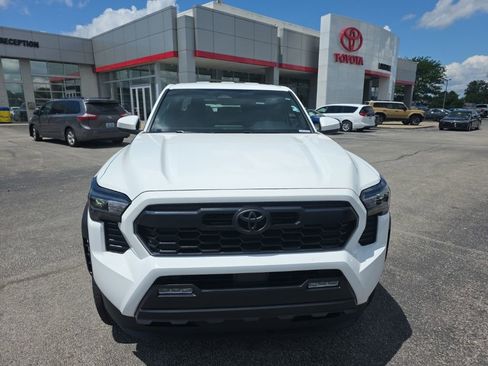 Certified 2025 Toyota Tacoma TRD Off-Road AWD/4WD image 2
