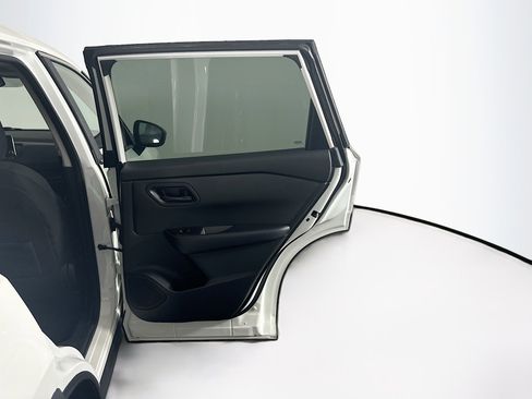 Used 2024 Nissan Rogue S FWD image 29