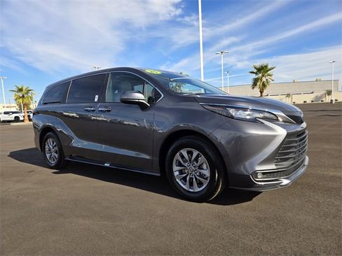 Used 2025 Toyota Sienna XLE image 2