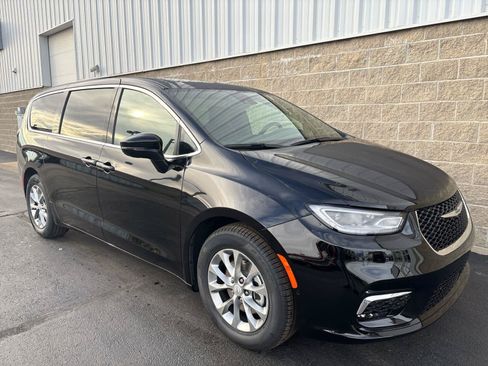 New 2026 Chrysler Pacifica Limited FWD image 2