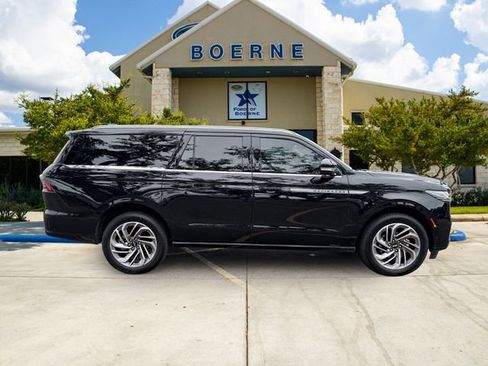 Used 2025 Lincoln Navigator L Reserve AWD/4WD image 8
