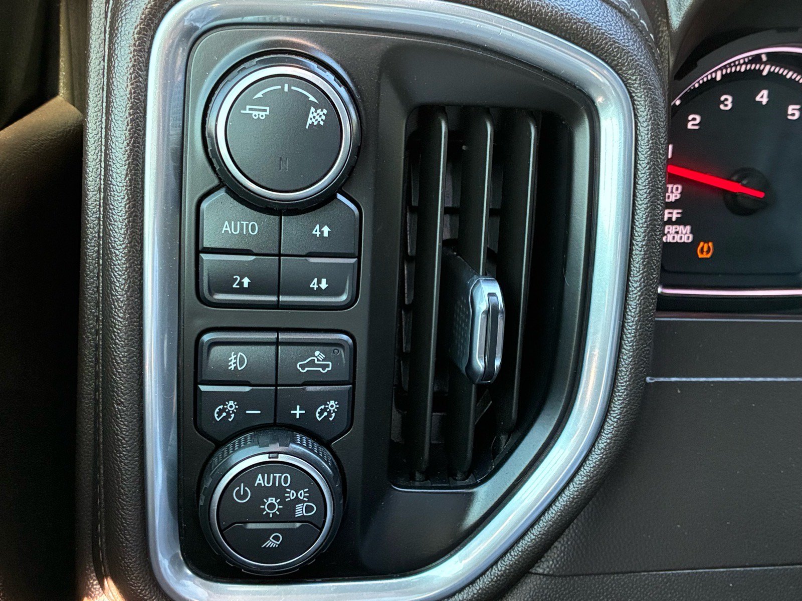 Used 2019 Chevrolet Silverado 1500 LT Trail Boss AWD/4WD image 13
