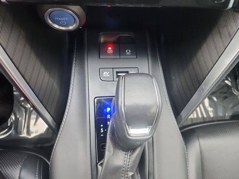 Used 2022 Toyota Venza Limited image 26