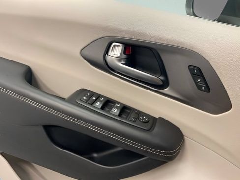 Used 2023 Chrysler Pacifica Touring-L FWD image 19