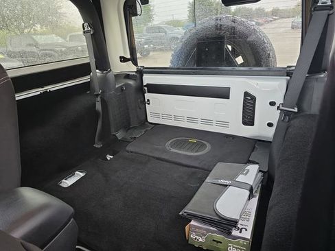 Used 2016 Jeep Wrangler Sahara w/ Connectivity Group image 12