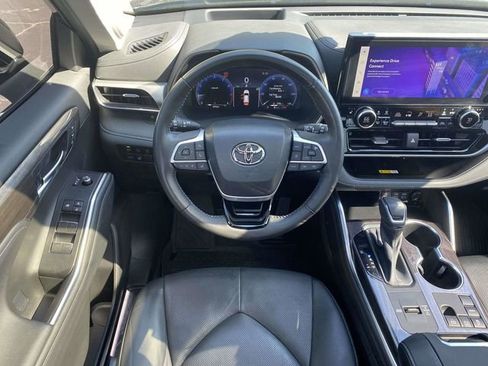 Used 2023 Toyota Highlander Platinum FWD image 15