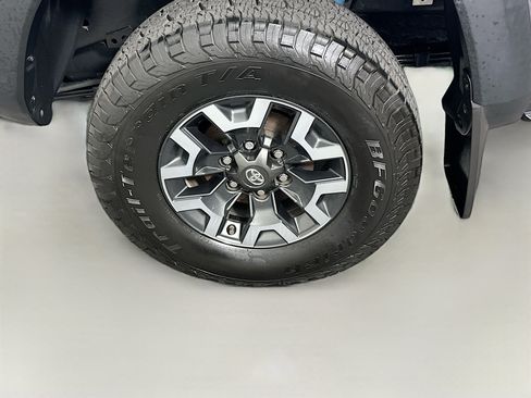 Used 2017 Toyota Tacoma TRD Off-Road AWD/4WD image 11