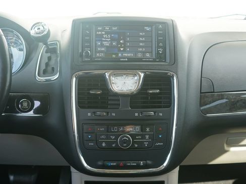 Used 2016 Chrysler Town & Country Touring-L FWD image 21