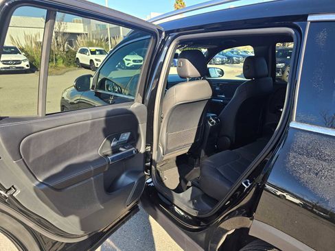Used 2025 Mercedes-Benz GLB 250 4MATIC image 17
