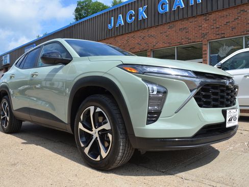 Used 2024 Chevrolet Trax RS FWD image 1