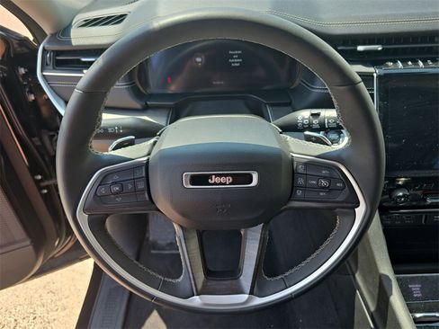 Used 2023 Jeep Grand Cherokee Limited image 11