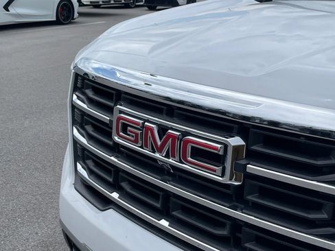 Used 2024 GMC Acadia Elevation w/ Luxury Package FWD image 5