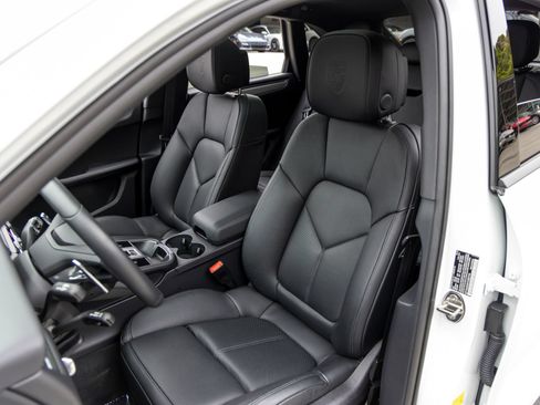Certified 2026 Porsche Macan AWD/4WD image 5