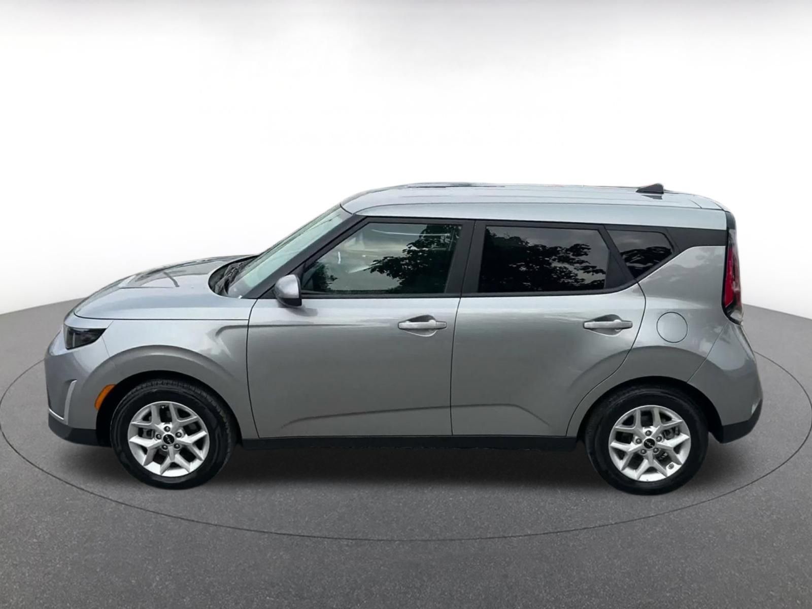 Used 2025 Kia Soul LX w/ LX Technology Package FWD image 8