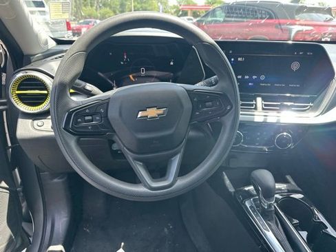 Used 2025 Chevrolet Trax LT FWD image 10