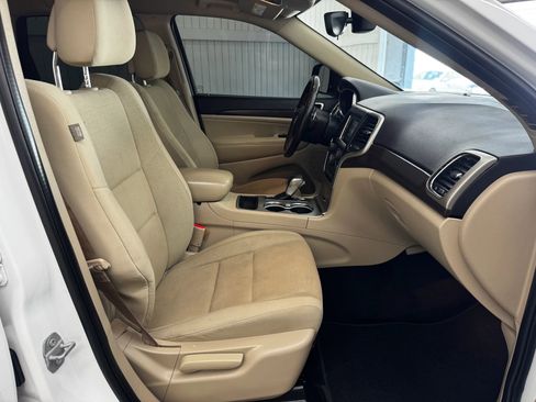 Used 2017 Jeep Grand Cherokee Laredo w/ Quick Order Package 2BE image 12