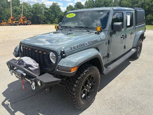 Used 2025 Jeep Gladiator Sport AWD/4WD image 7