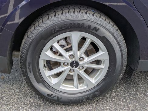 Certified 2024 Kia Carnival LX FWD image 9