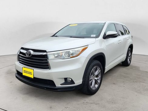 Used 2015 Toyota Highlander LE FWD image 1