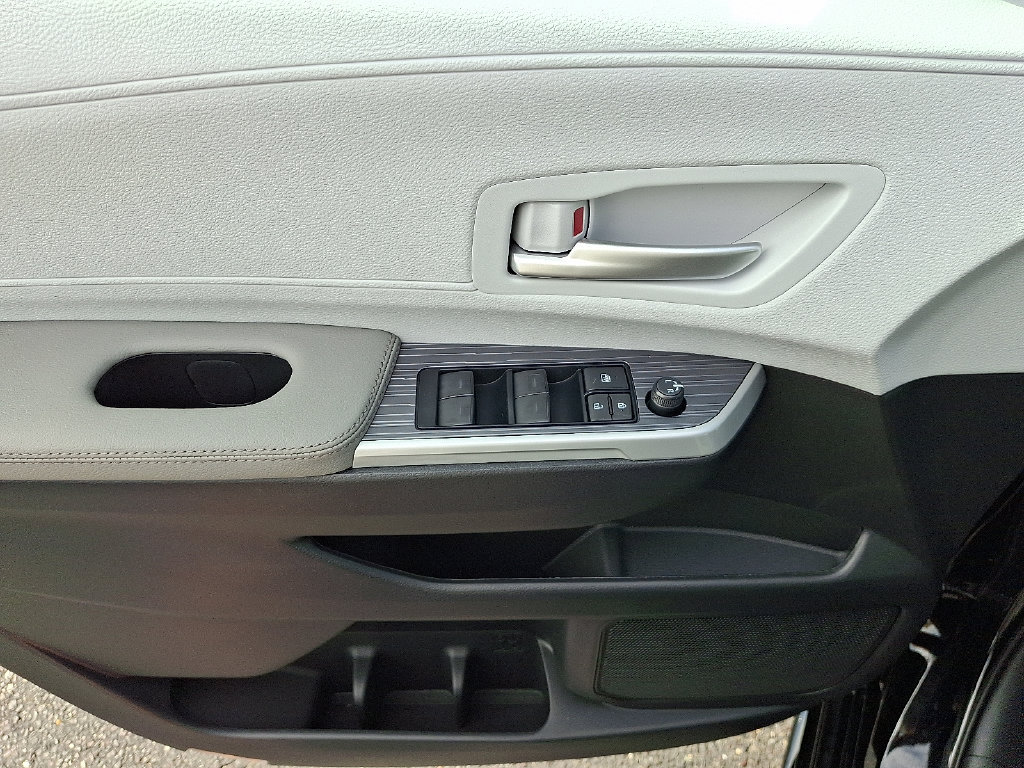 Used 2026 Toyota Sienna XLE FWD image 17