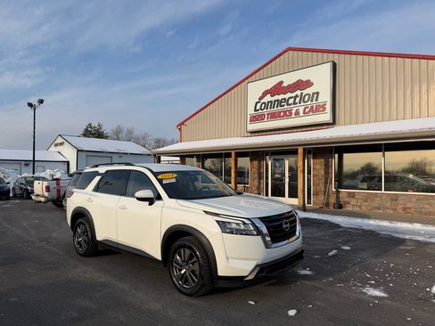 Used 2024 Nissan Pathfinder SV image 2