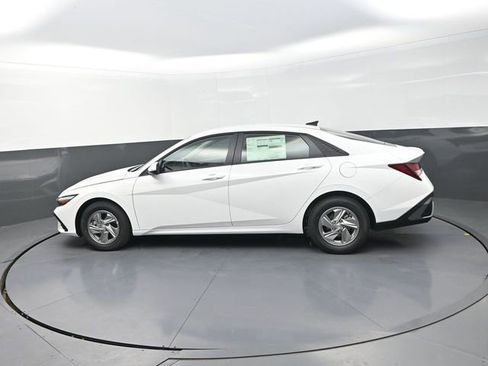 New 2026 Hyundai Elantra SE FWD image 5
