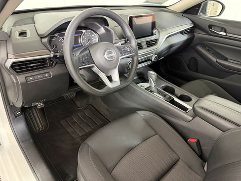 Used 2025 Nissan Altima 2.5 SV FWD image 3