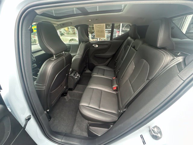 Certified 2025 Volvo XC40 B5 Core AWD/4WD image 17
