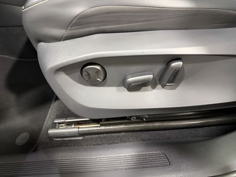 Used 2023 Volkswagen Tiguan SE w/ Panoramic Sunroof Package FWD image 12